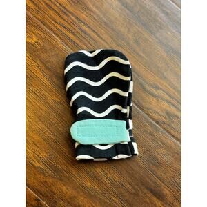 Lovevery Contrast Black & White Infant Mitten From Looker Play Kit 0-12 Week